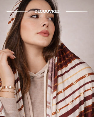 Découvrez nos châles en tissu Lycra supérieur, offrant une sensation de légèreté incomparable. La collection Lycra vous garantit une fraîcheur tout au long de la journée.