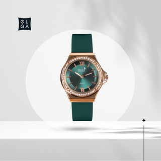 Montre pour femme Olga en or, élégamment présentée sur un fond de rochers blancs