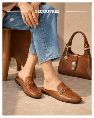 Chaussures femme : bottes en toile marron tenues à la main