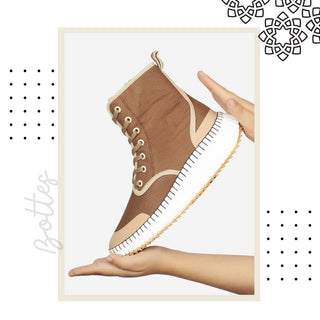 Chaussures femme : bottes en toile marron tenues à la main